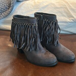 Women’s size 8 Pierre Dumas gray suede fringe booties